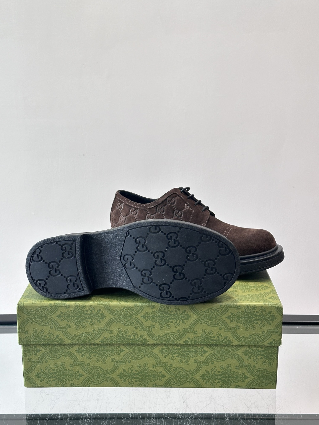 Gucci GG压纹厚底皮鞋，选用头层牛皮，经典GG压纹低调又有辨识度。厚底橡胶鞋底，穿着舒适还增高，通
