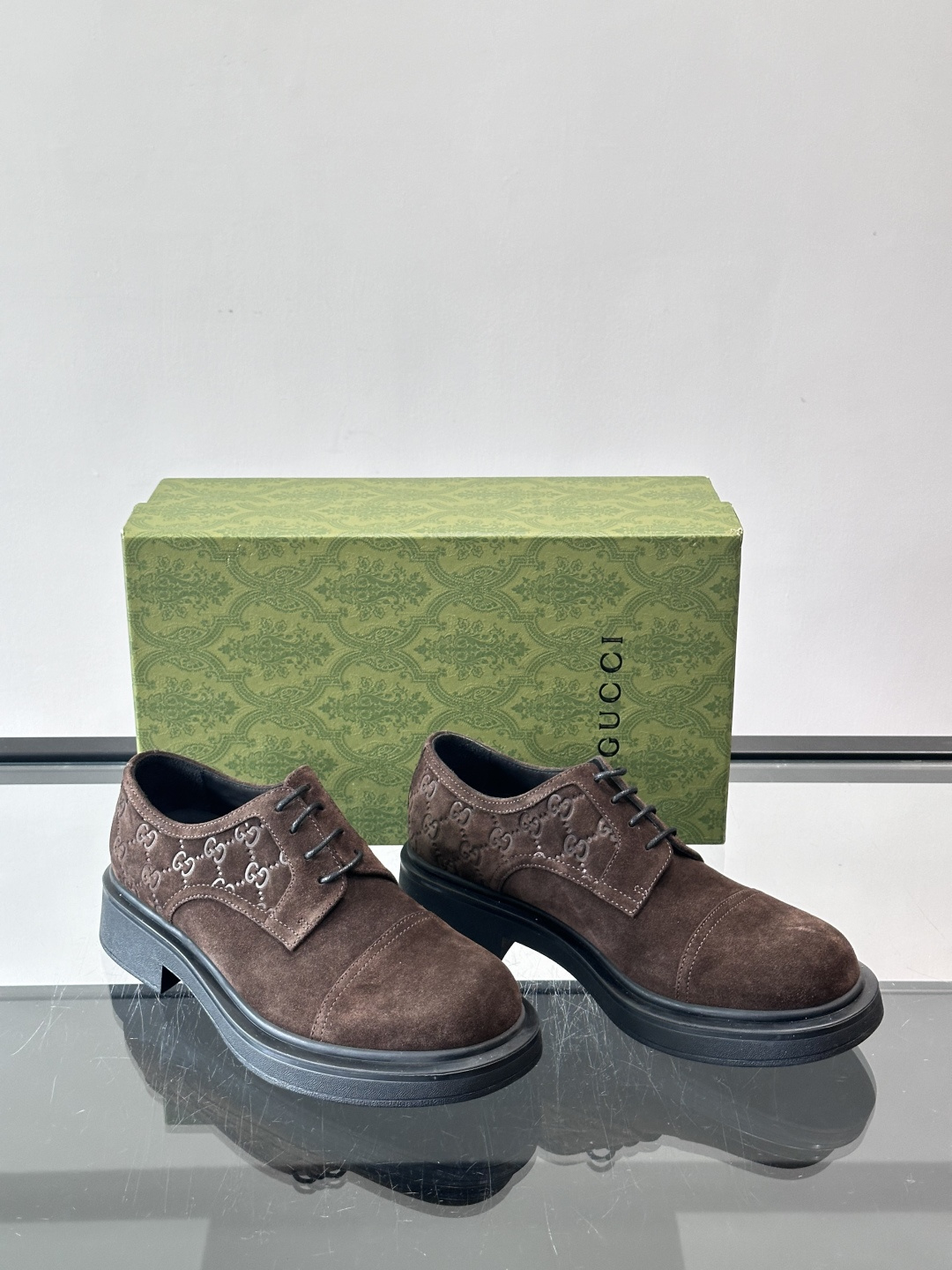 Gucci GG压纹厚底皮鞋，选用头层牛皮，经典GG压纹低调又有辨识度。厚底橡胶鞋底，穿着舒适还增高，通