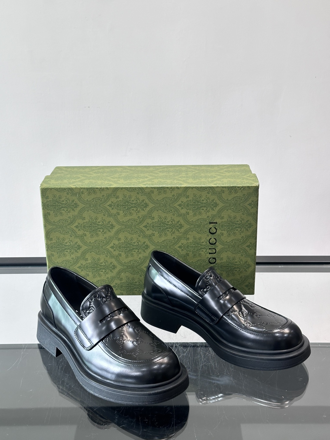 Gucci复古男士乐福鞋，采用牛皮面材质，质感细腻，英伦学院风满满。5cm厚底设计，静音又舒适，通勤日常