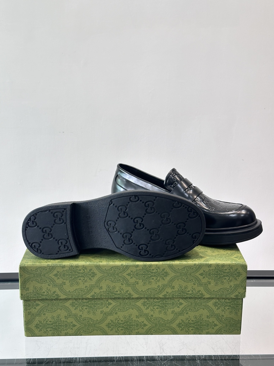 Gucci复古男士乐福鞋，采用牛皮面材质，质感细腻，英伦学院风满满。5cm厚底设计，静音又舒适，通勤日常