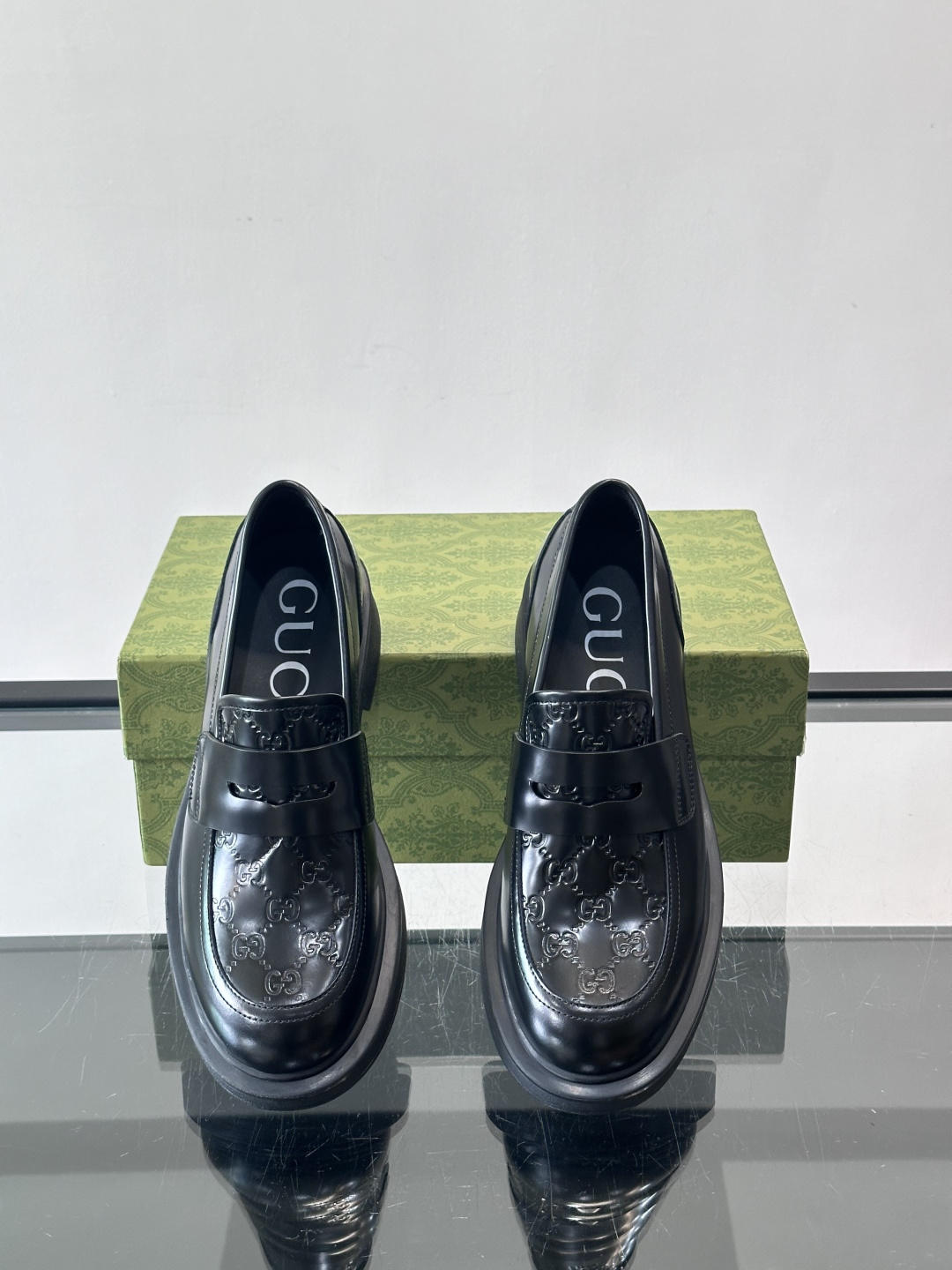 Gucci复古男士乐福鞋，采用牛皮面材质，质感细腻，英伦学院风满满。5cm厚底设计，静音又舒适，通勤日常