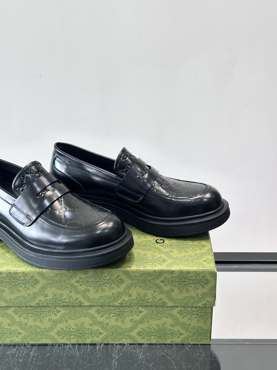 Gucci复古男士乐福鞋，采用牛皮面材质，质感细腻，英伦学院风满满。5cm厚底设计，静音又舒适，通勤日常