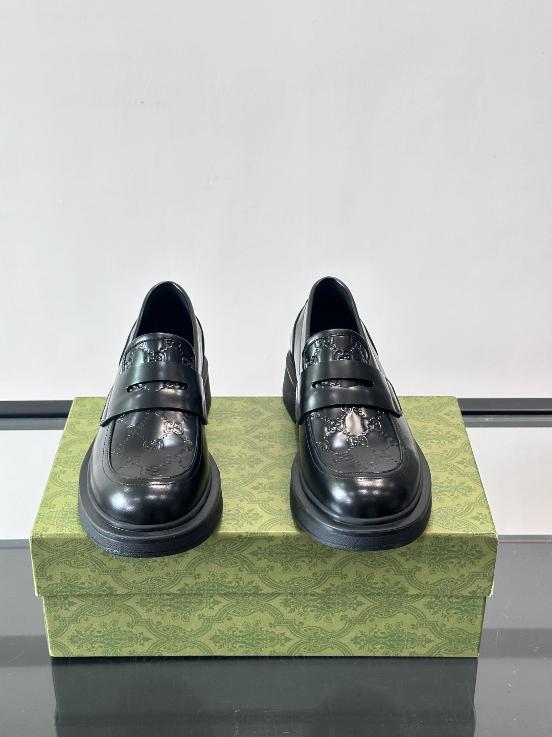 Gucci复古男士乐福鞋，采用牛皮面材质，质感细腻，英伦学院风满满。5cm厚底设计，静音又舒适，通勤日常