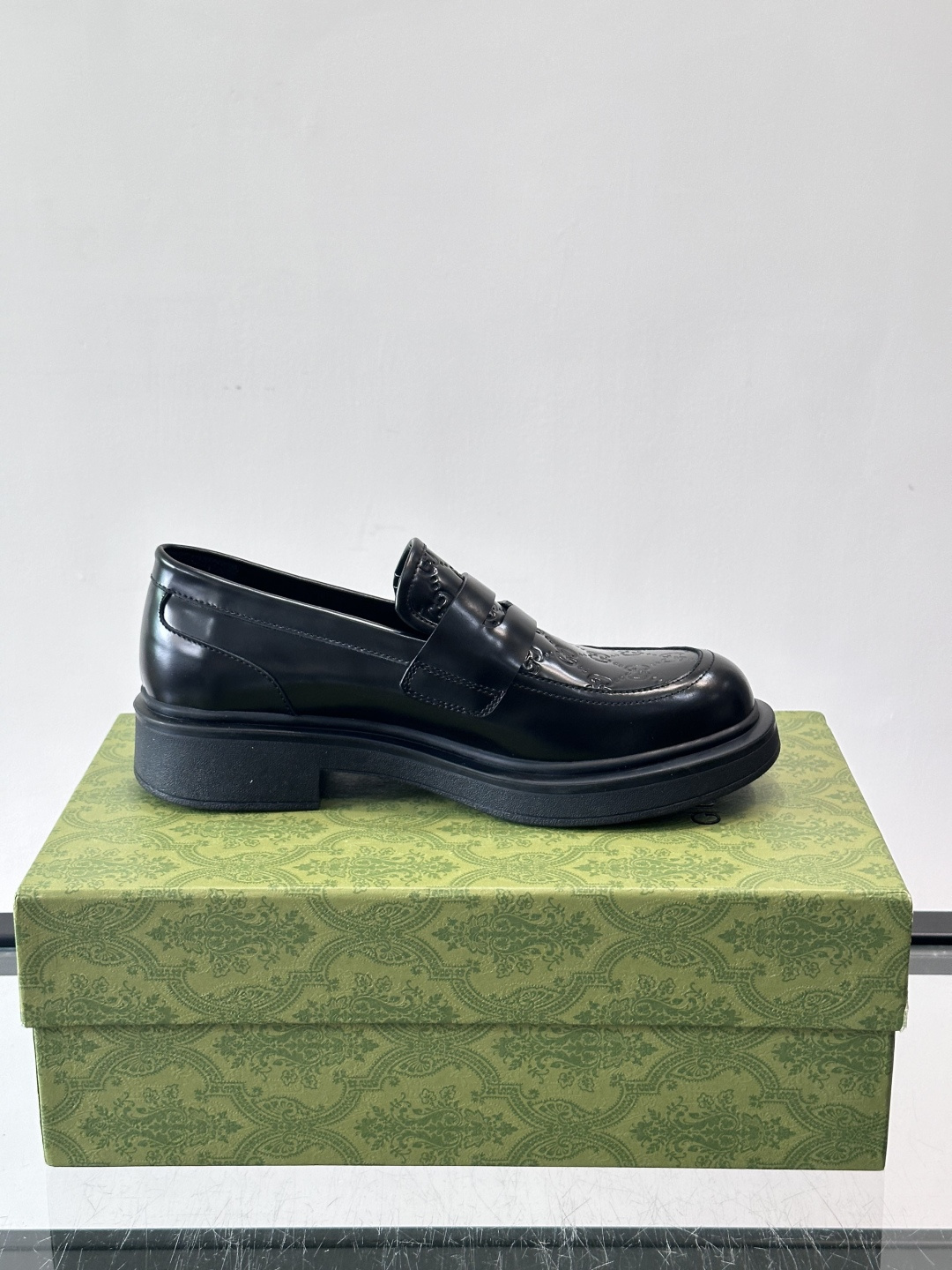 Gucci复古男士乐福鞋，采用牛皮面材质，质感细腻，英伦学院风满满。5cm厚底设计，静音又舒适，通勤日常