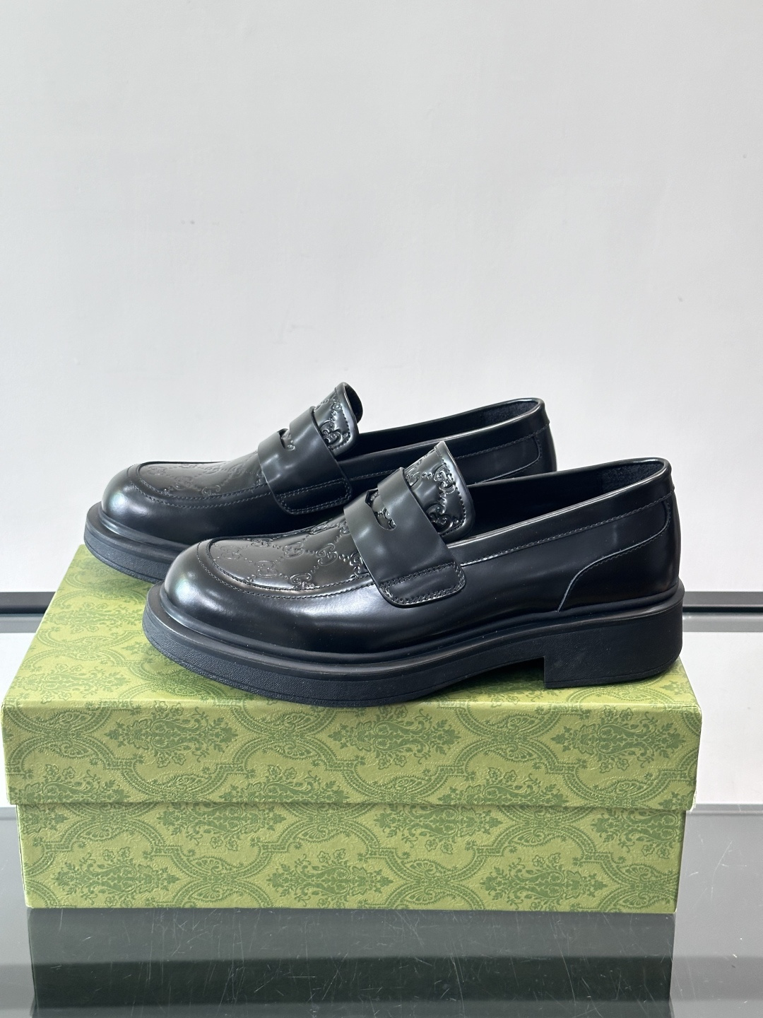 Gucci复古男士乐福鞋，采用牛皮面材质，质感细腻，英伦学院风满满。5cm厚底设计，静音又舒适，通勤日常