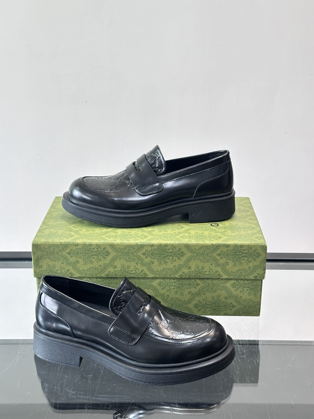 Gucci复古男士乐福鞋，采用牛皮面材质，质感细腻，英伦学院风满满。5cm厚底设计，静音又舒适，通勤日常