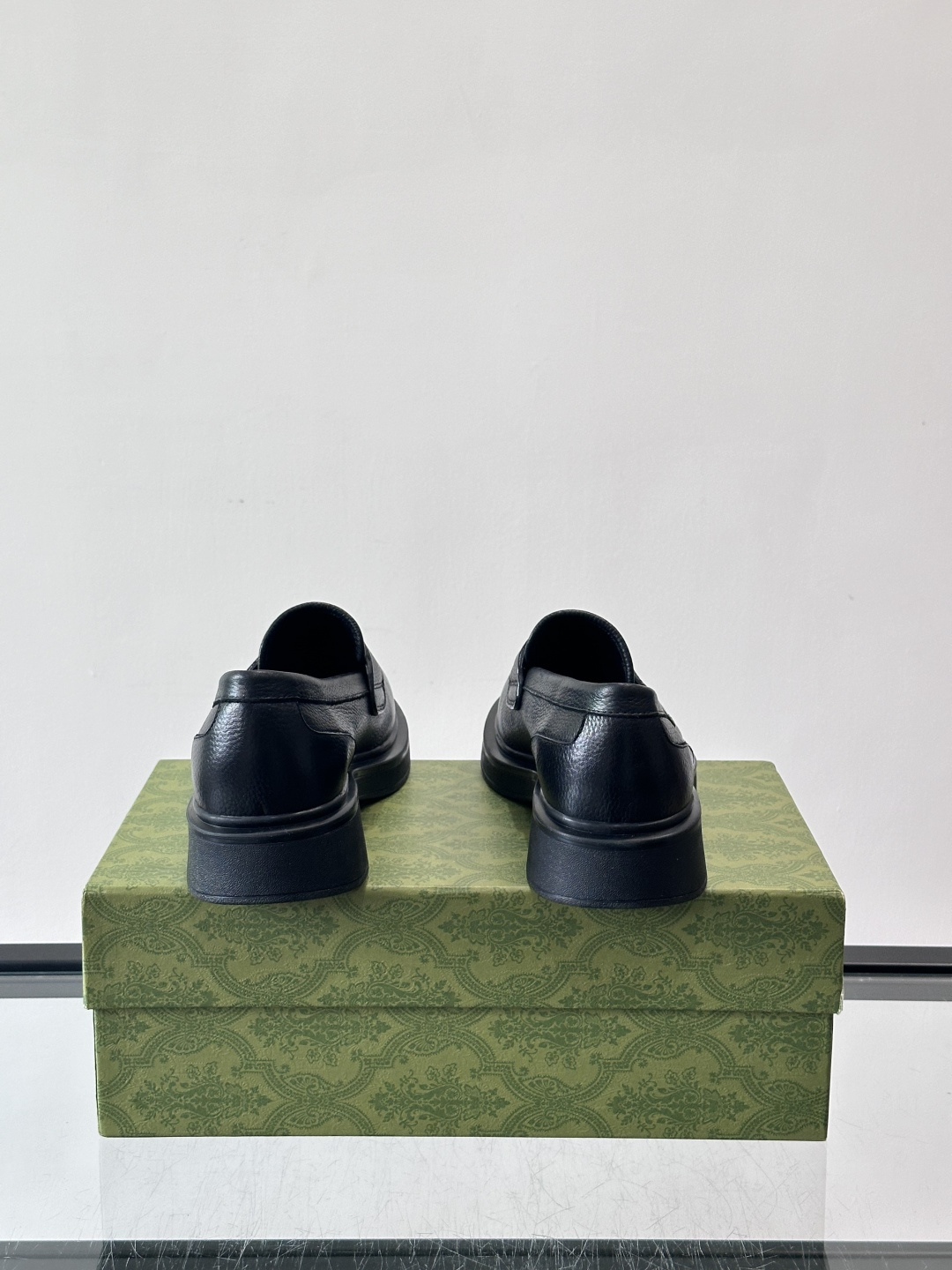 Gucci复古男士乐福鞋，采用牛皮面材质，质感细腻，英伦学院风满满。5cm厚底设计，静音又舒适，通勤日常