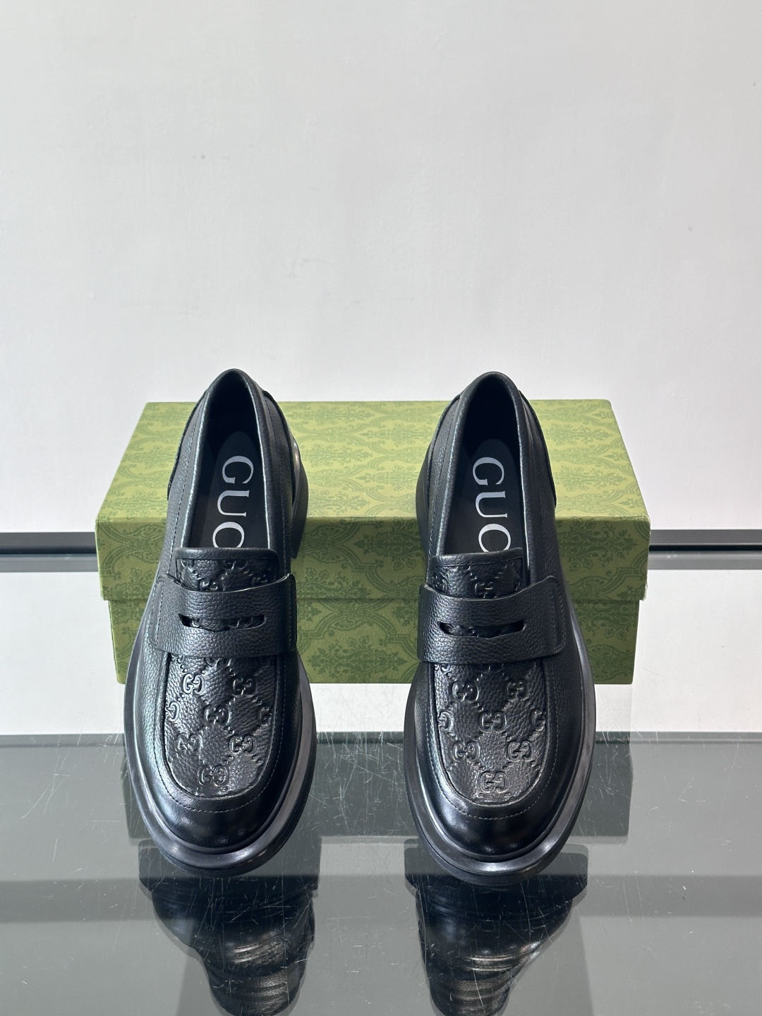 Gucci复古男士乐福鞋，采用牛皮面材质，质感细腻，英伦学院风满满。5cm厚底设计，静音又舒适，通勤日常