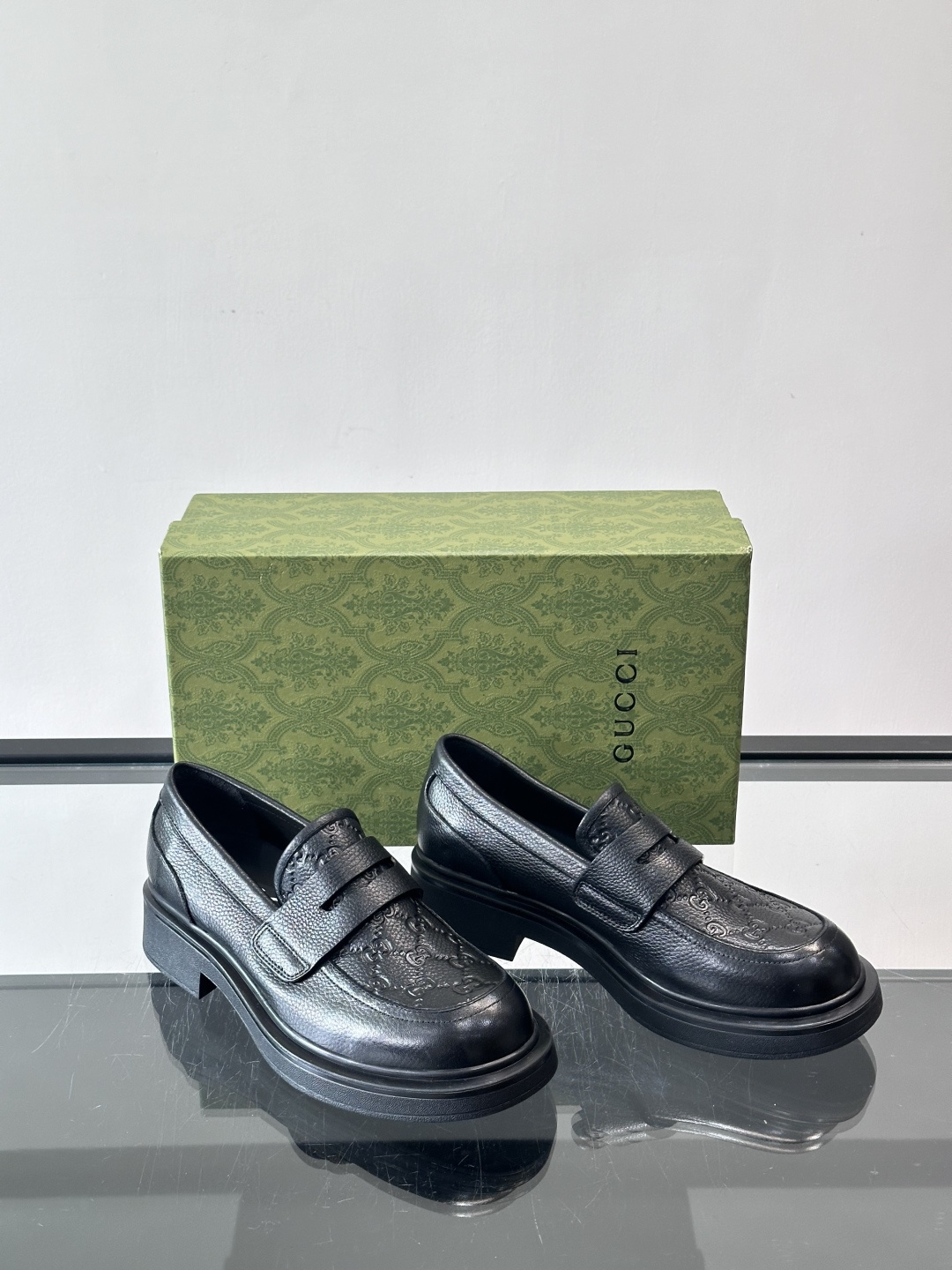 Gucci复古男士乐福鞋，采用牛皮面材质，质感细腻，英伦学院风满满。5cm厚底设计，静音又舒适，通勤日常