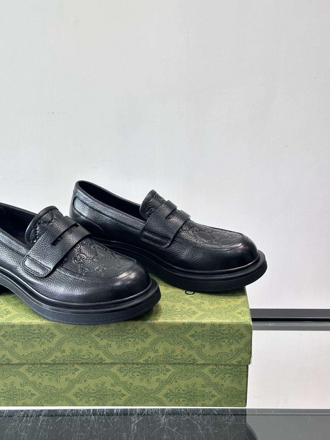 Gucci复古男士乐福鞋，采用牛皮面材质，质感细腻，英伦学院风满满。5cm厚底设计，静音又舒适，通勤日常