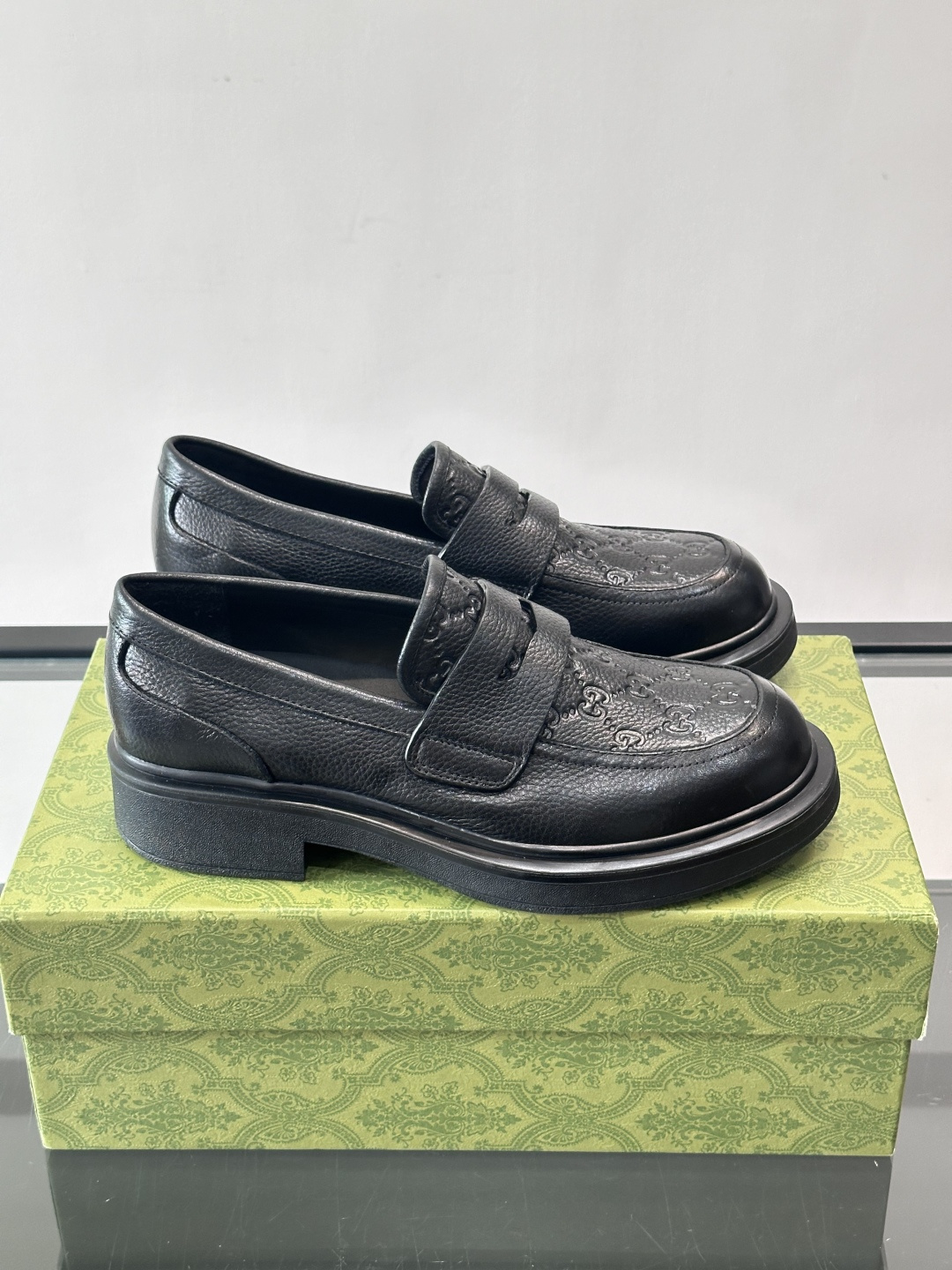 Gucci复古男士乐福鞋，采用牛皮面材质，质感细腻，英伦学院风满满。5cm厚底设计，静音又舒适，通勤日常