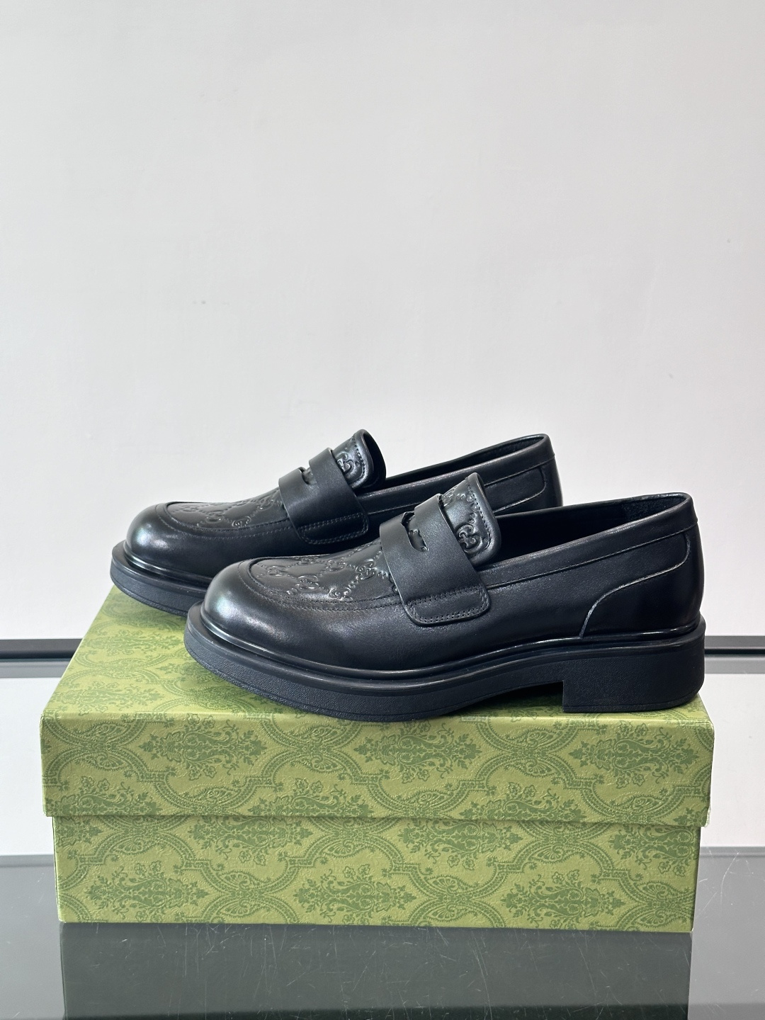 Gucci复古男士乐福鞋，采用牛皮面材质，质感细腻，英伦学院风满满。5cm厚底设计，静音又舒适，通勤日常