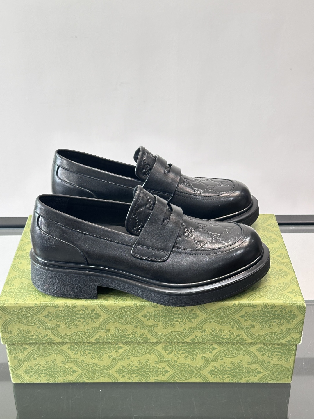 Gucci复古男士乐福鞋，采用牛皮面材质，质感细腻，英伦学院风满满。5cm厚底设计，静音又舒适，通勤日常