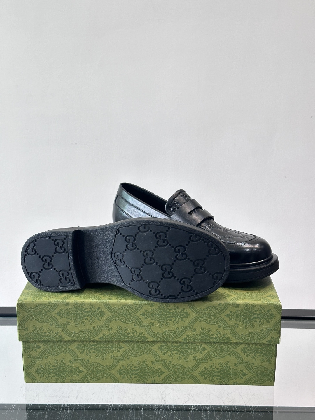 Gucci复古男士乐福鞋，采用牛皮面材质，质感细腻，英伦学院风满满。5cm厚底设计，静音又舒适，通勤日常