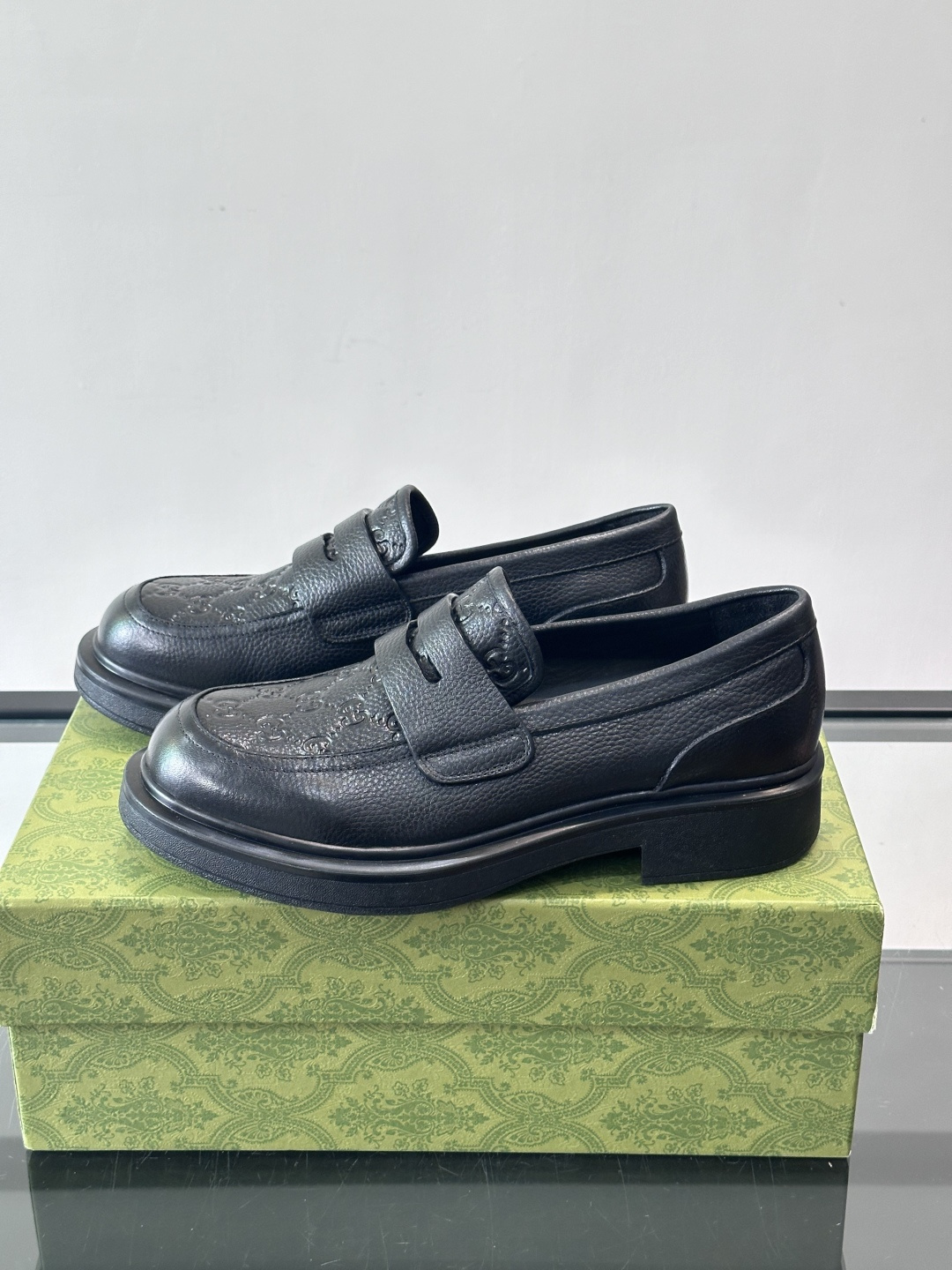 Gucci复古男士乐福鞋，采用牛皮面材质，质感细腻，英伦学院风满满。5cm厚底设计，静音又舒适，通勤日常