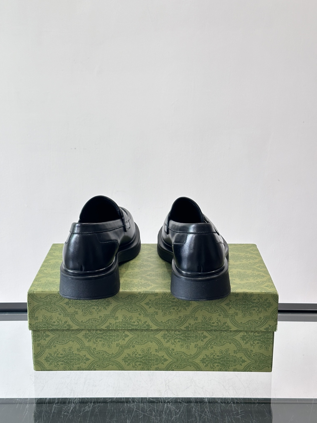 Gucci复古男士乐福鞋，采用牛皮面材质，质感细腻，英伦学院风满满。5cm厚底设计，静音又舒适，通勤日常