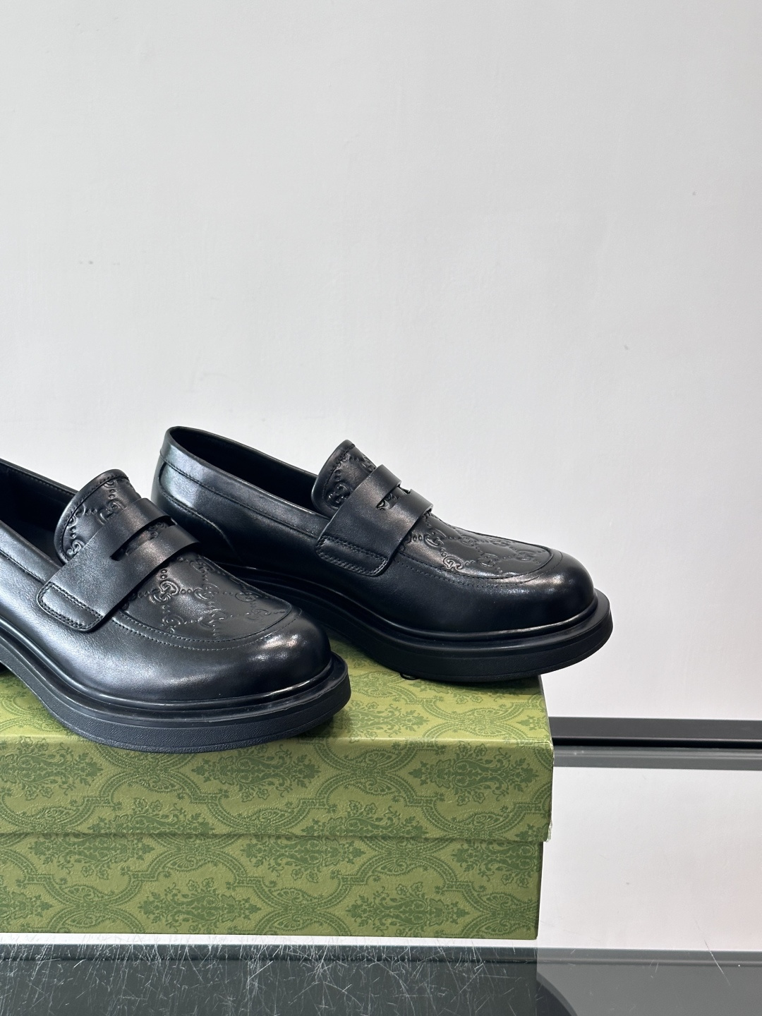 Gucci复古男士乐福鞋，采用牛皮面材质，质感细腻，英伦学院风满满。5cm厚底设计，静音又舒适，通勤日常