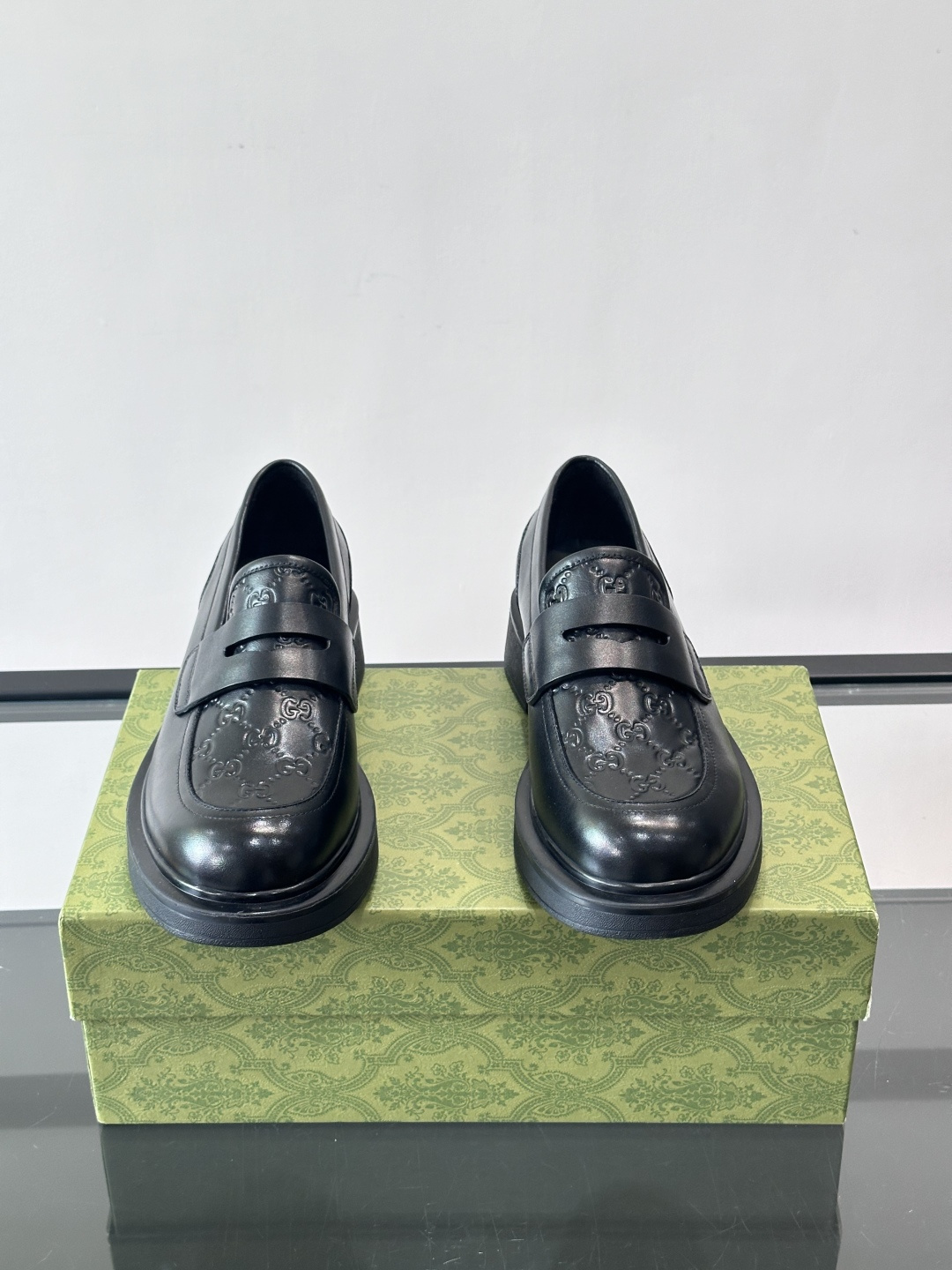 Gucci复古男士乐福鞋，采用牛皮面材质，质感细腻，英伦学院风满满。5cm厚底设计，静音又舒适，通勤日常