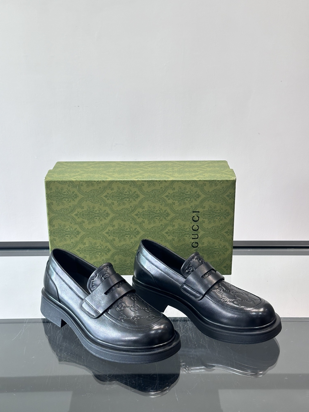 Gucci复古男士乐福鞋，采用牛皮面材质，质感细腻，英伦学院风满满。5cm厚底设计，静音又舒适，通勤日常