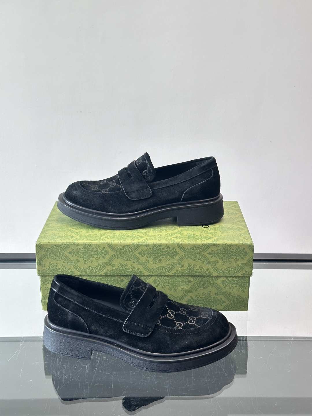 Gucci复古男士乐福鞋，采用牛皮面材质，质感细腻，英伦学院风满满。5cm厚底设计，静音又舒适，通勤日常