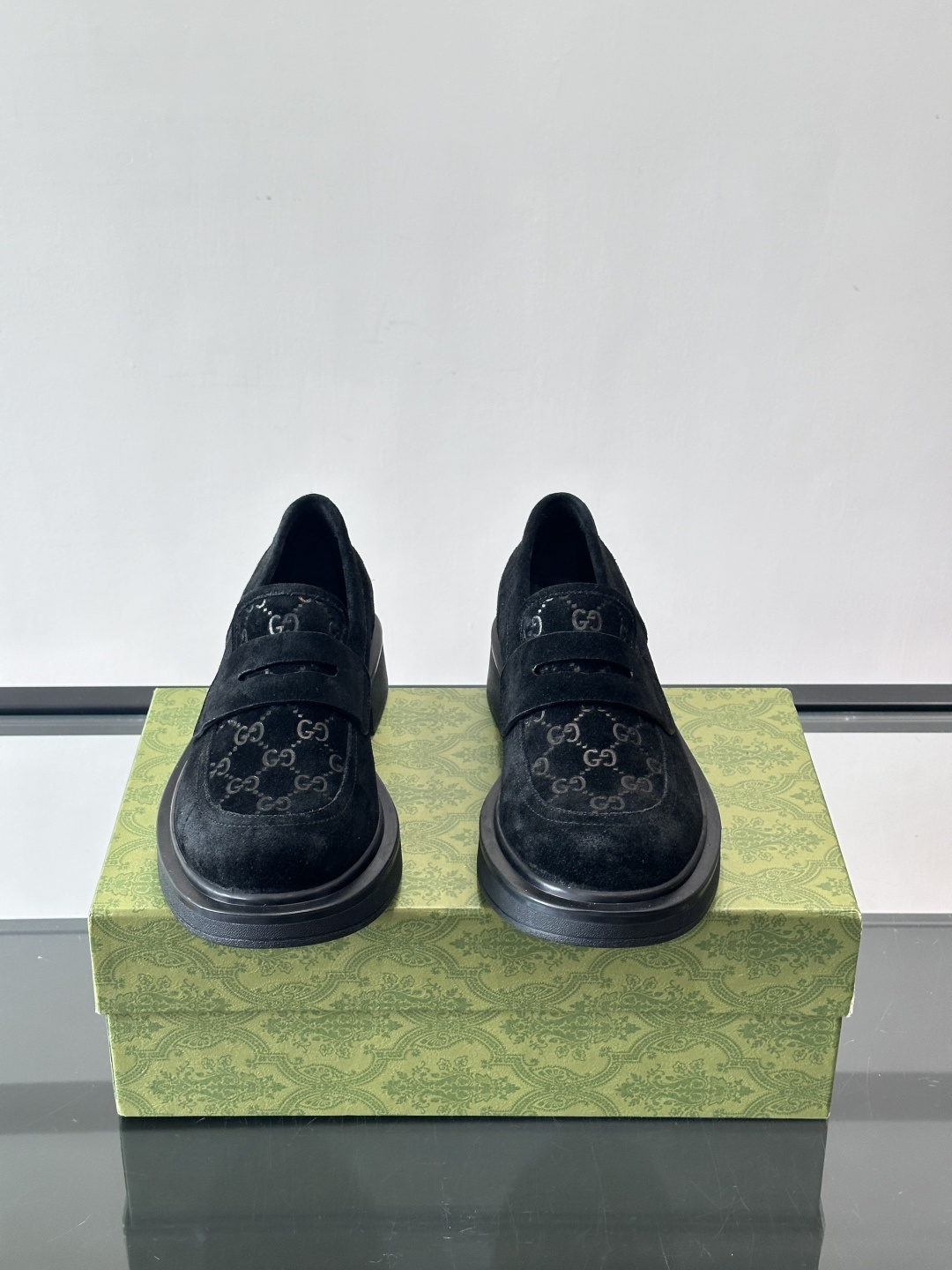 Gucci复古男士乐福鞋，采用牛皮面材质，质感细腻，英伦学院风满满。5cm厚底设计，静音又舒适，通勤日常