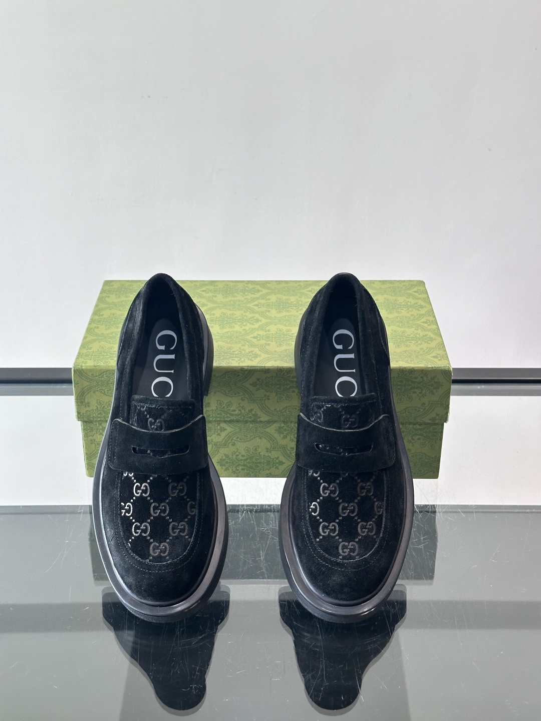 Gucci复古男士乐福鞋，采用牛皮面材质，质感细腻，英伦学院风满满。5cm厚底设计，静音又舒适，通勤日常