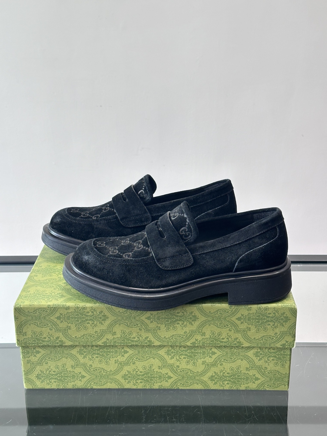 Gucci复古男士乐福鞋，采用牛皮面材质，质感细腻，英伦学院风满满。5cm厚底设计，静音又舒适，通勤日常