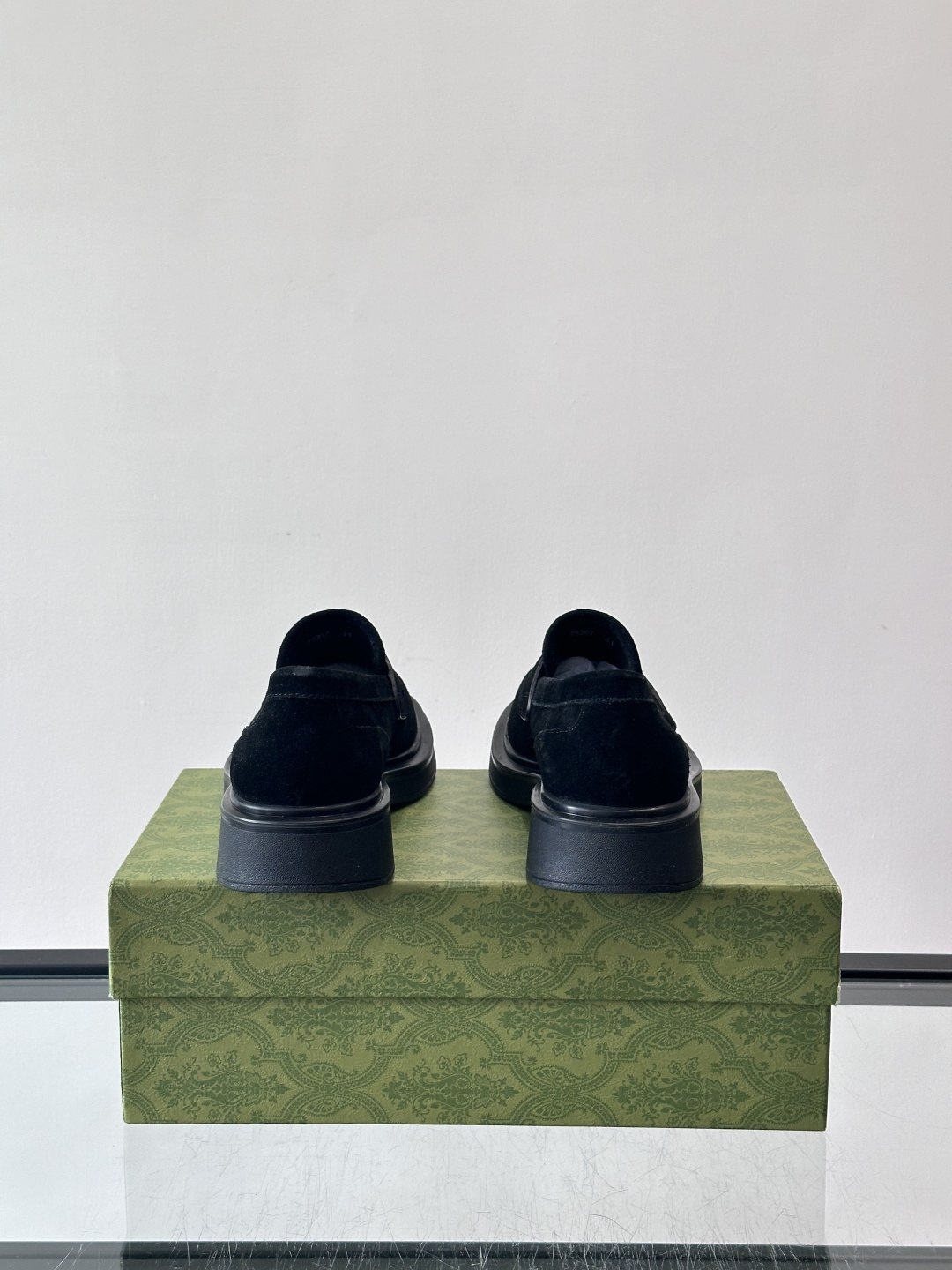 Gucci复古男士乐福鞋，采用牛皮面材质，质感细腻，英伦学院风满满。5cm厚底设计，静音又舒适，通勤日常