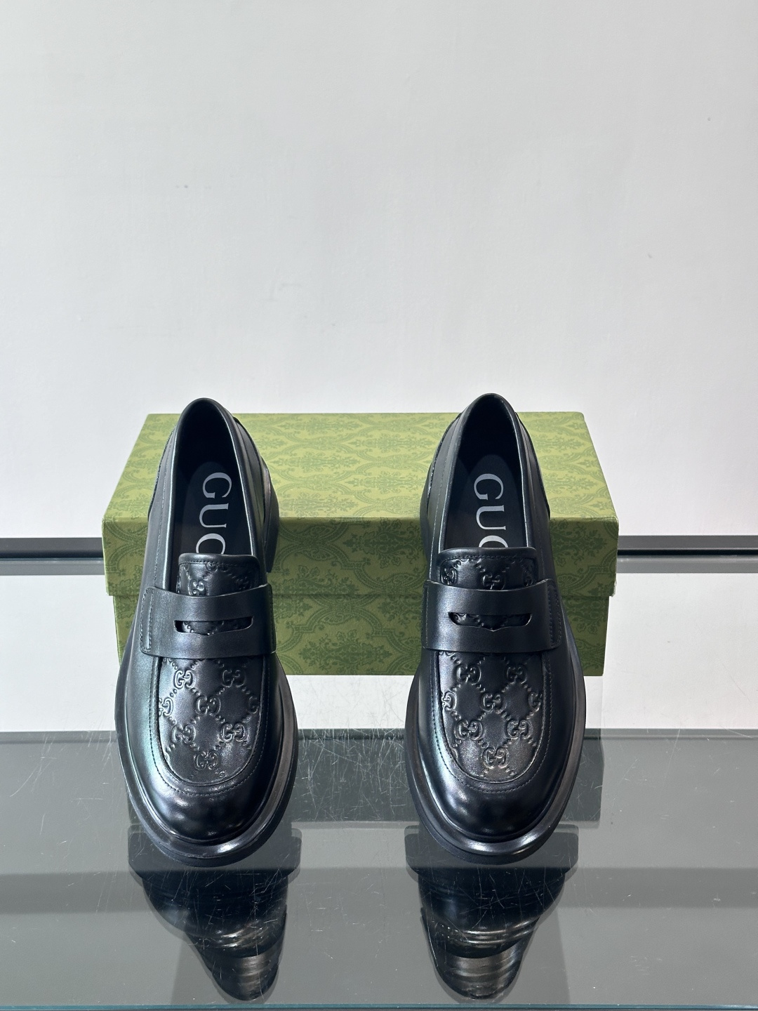 Gucci复古男士乐福鞋，采用牛皮面材质，质感细腻，英伦学院风满满。5cm厚底设计，静音又舒适，通勤日常