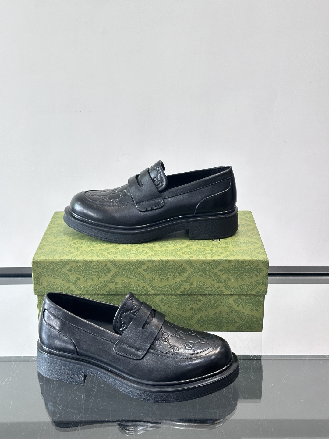 Gucci复古男士乐福鞋，采用牛皮面材质，质感细腻，英伦学院风满满。5cm厚底设计，静音又舒适，通勤日常