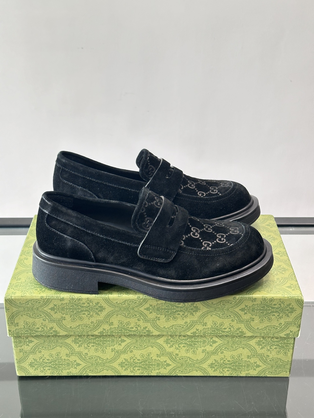 Gucci复古男士乐福鞋，采用牛皮面材质，质感细腻，英伦学院风满满。5cm厚底设计，静音又舒适，通勤日常
