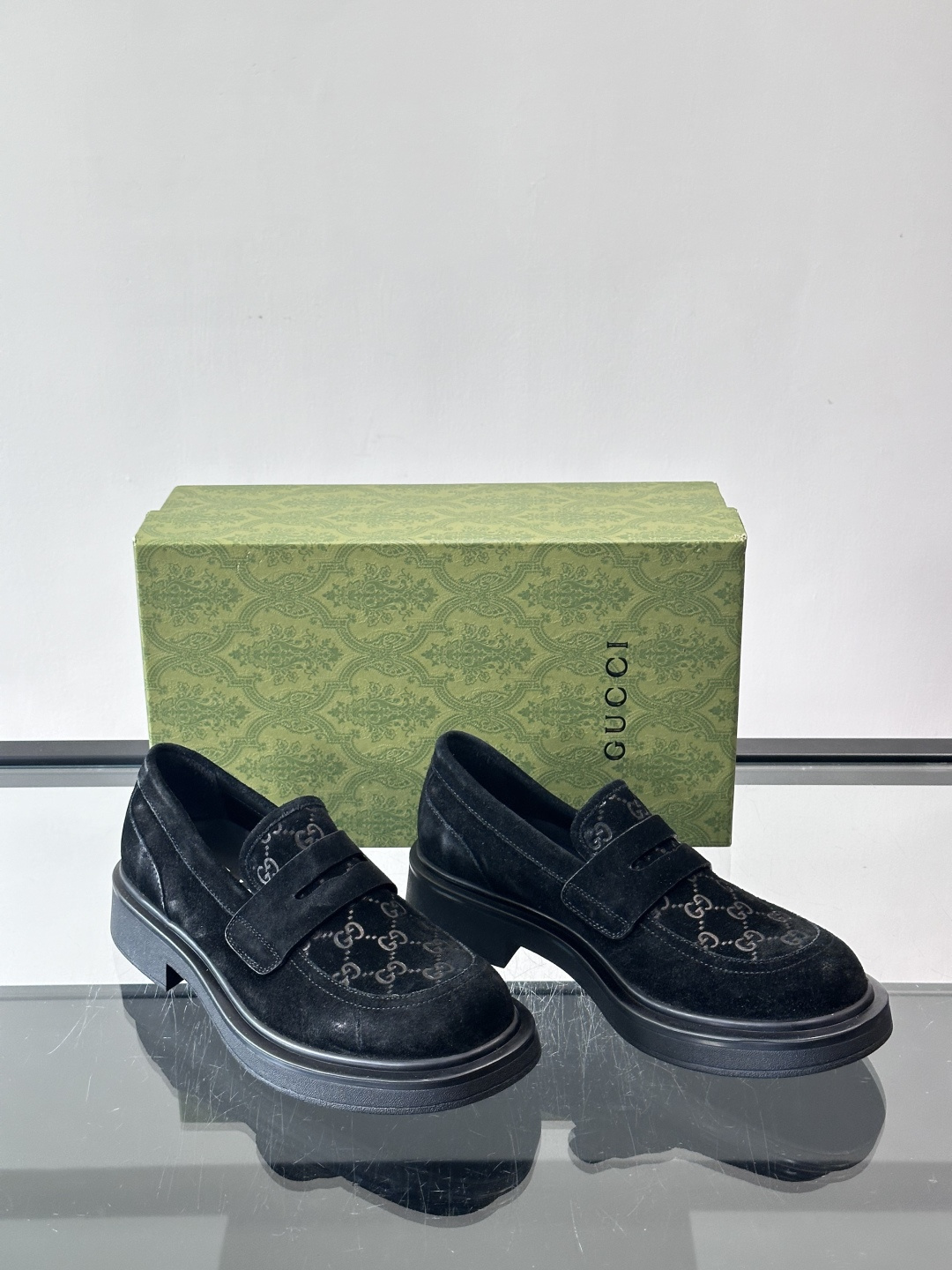 Gucci复古男士乐福鞋，采用牛皮面材质，质感细腻，英伦学院风满满。5cm厚底设计，静音又舒适，通勤日常