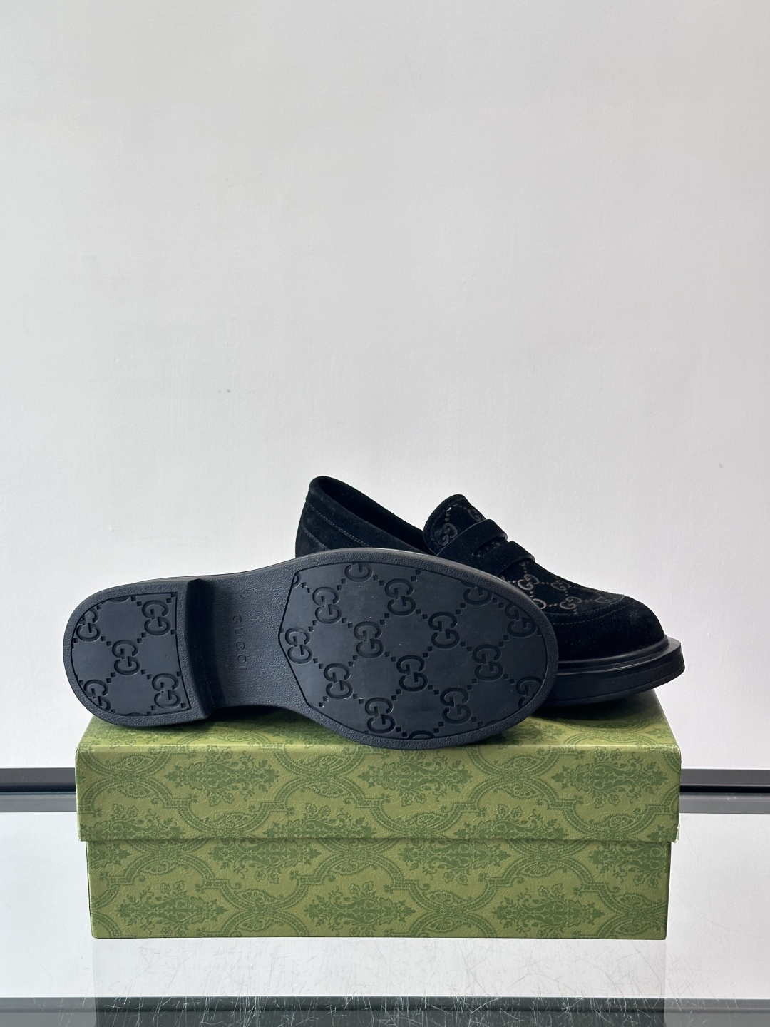 Gucci复古男士乐福鞋，采用牛皮面材质，质感细腻，英伦学院风满满。5cm厚底设计，静音又舒适，通勤日常