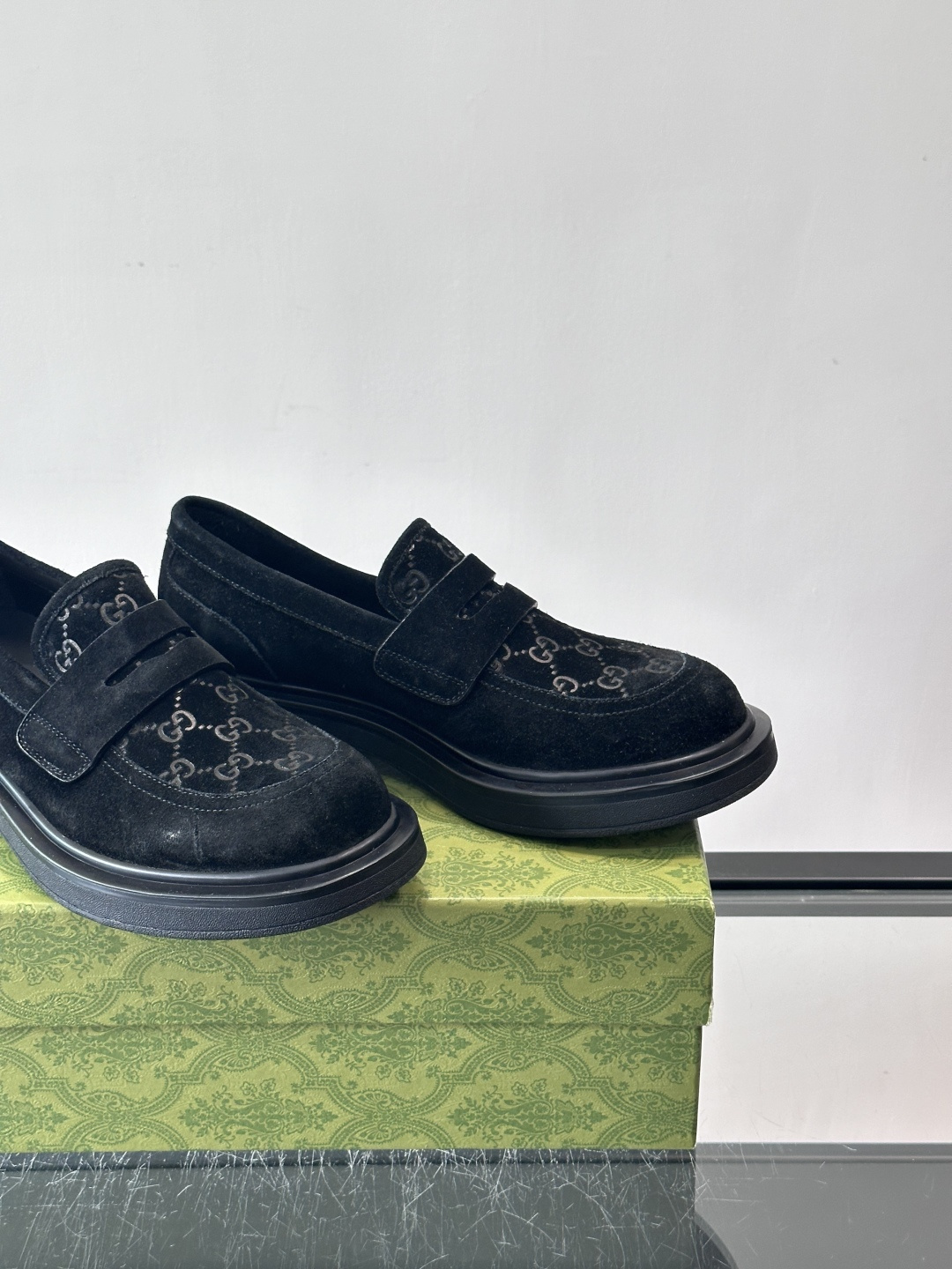 Gucci复古男士乐福鞋，采用牛皮面材质，质感细腻，英伦学院风满满。5cm厚底设计，静音又舒适，通勤日常