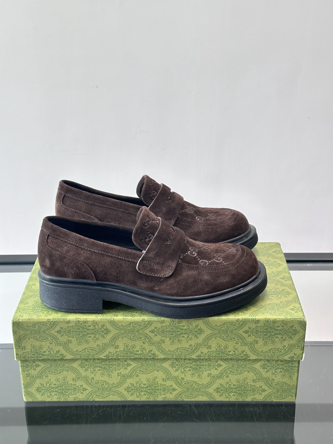 Gucci复古男士乐福鞋，采用牛皮面材质，质感细腻，英伦学院风满满。5cm厚底设计，静音又舒适，通勤日常