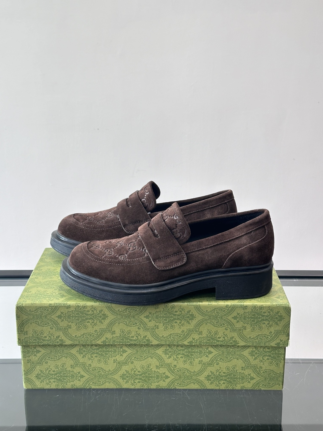 Gucci复古男士乐福鞋，采用牛皮面材质，质感细腻，英伦学院风满满。5cm厚底设计，静音又舒适，通勤日常