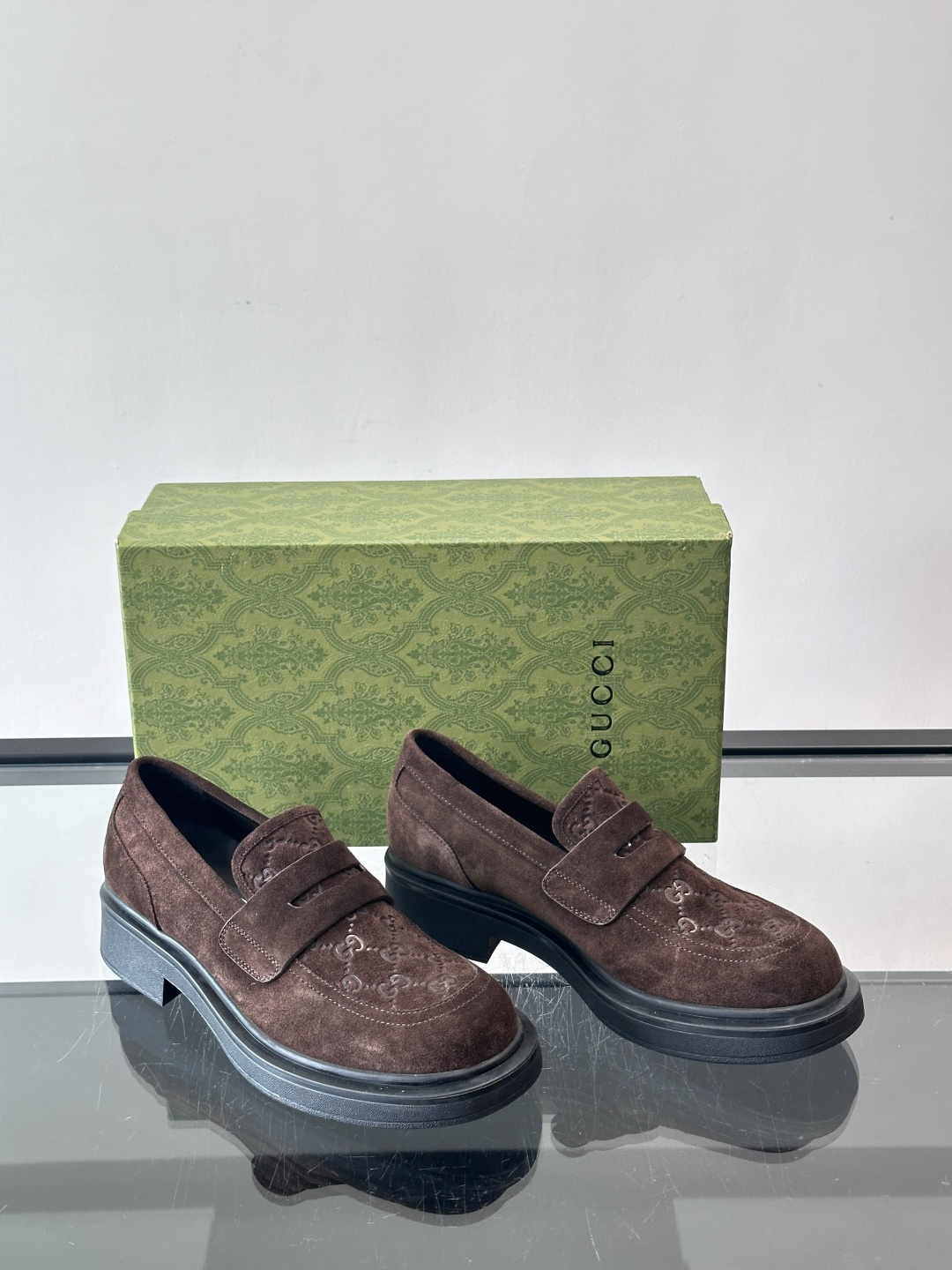 Gucci复古男士乐福鞋，采用牛皮面材质，质感细腻，英伦学院风满满。5cm厚底设计，静音又舒适，通勤日常