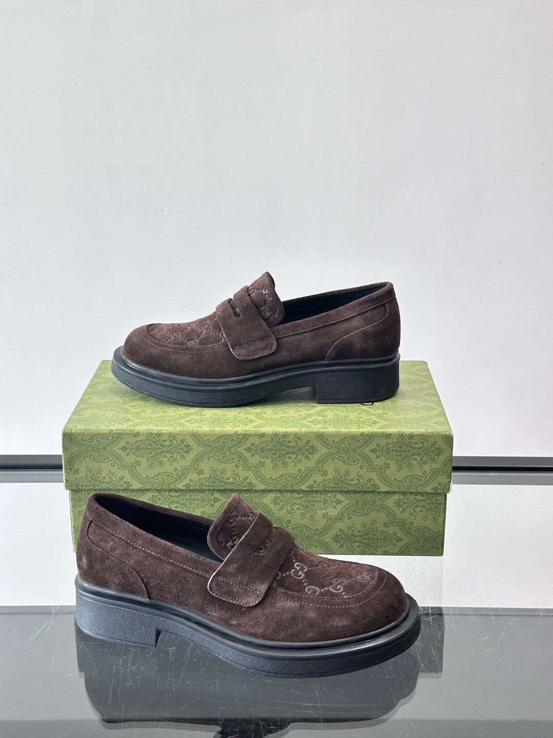 Gucci复古男士乐福鞋，采用牛皮面材质，质感细腻，英伦学院风满满。5cm厚底设计，静音又舒适，通勤日常