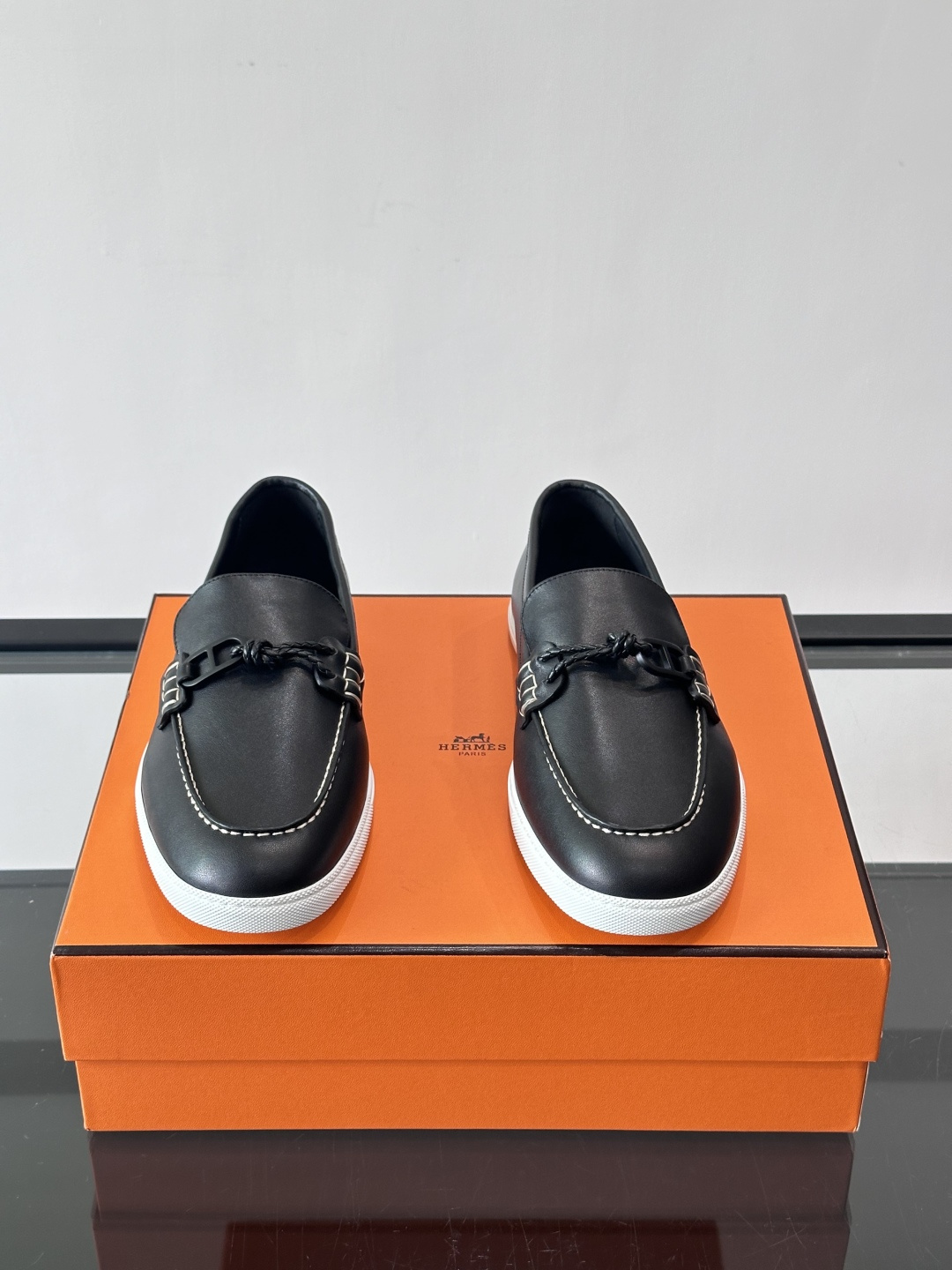 爱马仕Ignacio乐福鞋，选用小牛皮，搭配皮革编绳和“Chaine d'Ancre”鞋扣，航海风格超有