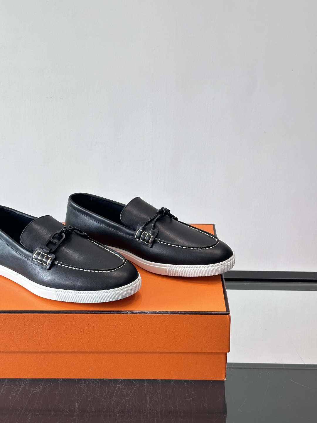 爱马仕Ignacio乐福鞋，选用小牛皮，搭配皮革编绳和“Chaine d'Ancre”鞋扣，航海风格超有