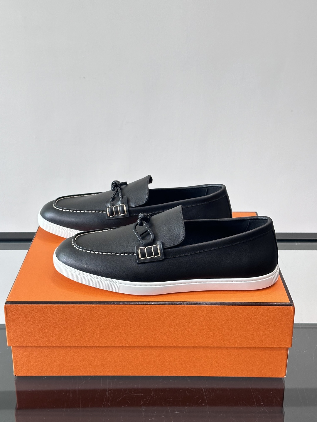 爱马仕Ignacio乐福鞋，选用小牛皮，搭配皮革编绳和“Chaine d'Ancre”鞋扣，航海风格超有