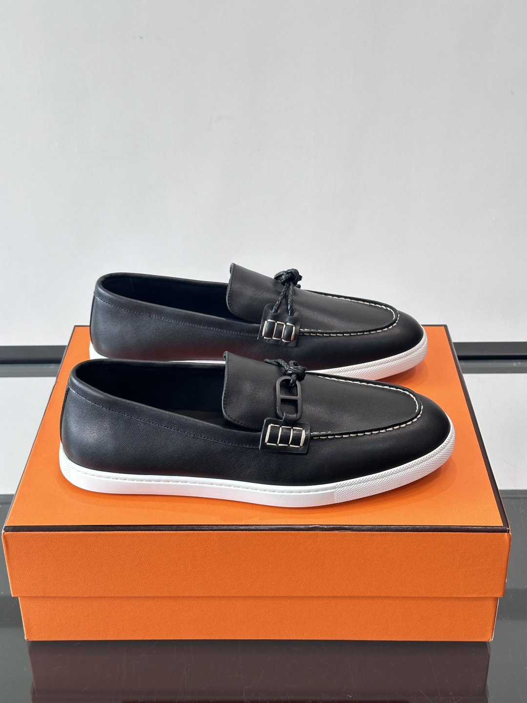 爱马仕Ignacio乐福鞋，选用小牛皮，搭配皮革编绳和“Chaine d'Ancre”鞋扣，航海风格超有