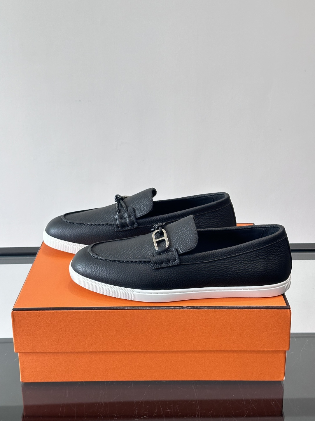 爱马仕Ignacio乐福鞋，选用小牛皮，搭配皮革编绳和“Chaine d'Ancre”鞋扣，航海风格超有