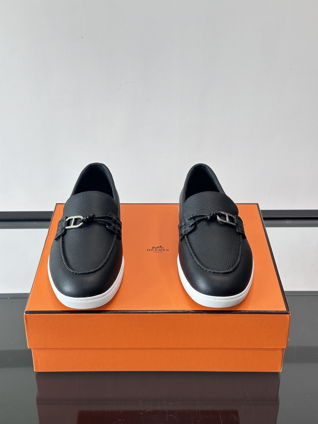 爱马仕Ignacio乐福鞋，选用小牛皮，搭配皮革编绳和“Chaine d'Ancre”鞋扣，航海风格超有