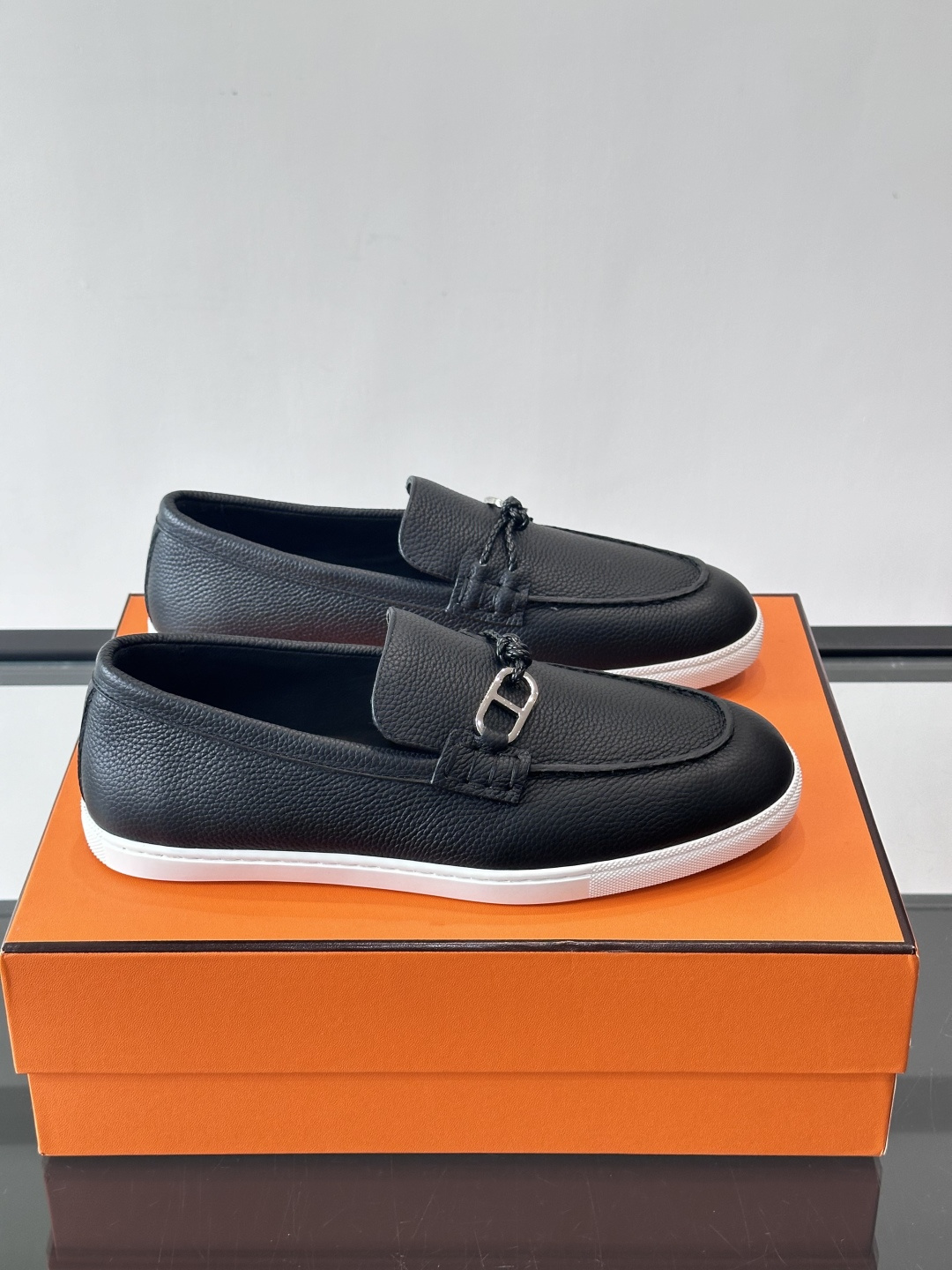 爱马仕Ignacio乐福鞋，选用小牛皮，搭配皮革编绳和“Chaine d'Ancre”鞋扣，航海风格超有