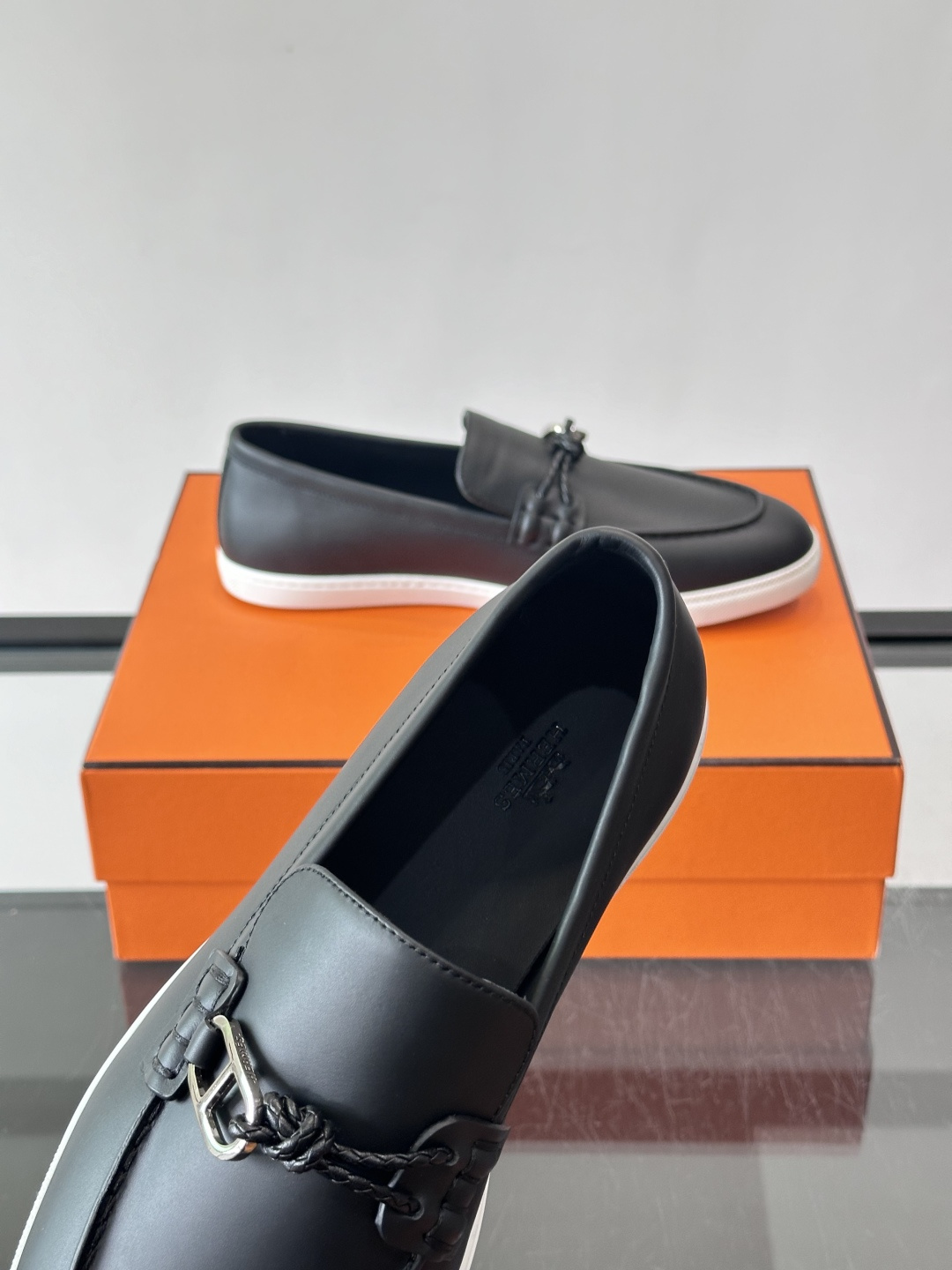 爱马仕Ignacio乐福鞋，选用小牛皮，搭配皮革编绳和“Chaine d'Ancre”鞋扣，航海风格超有