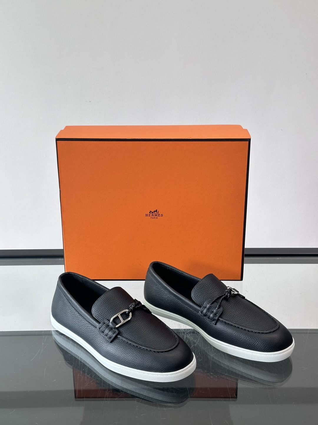 爱马仕Ignacio乐福鞋，选用小牛皮，搭配皮革编绳和“Chaine d'Ancre”鞋扣，航海风格超有