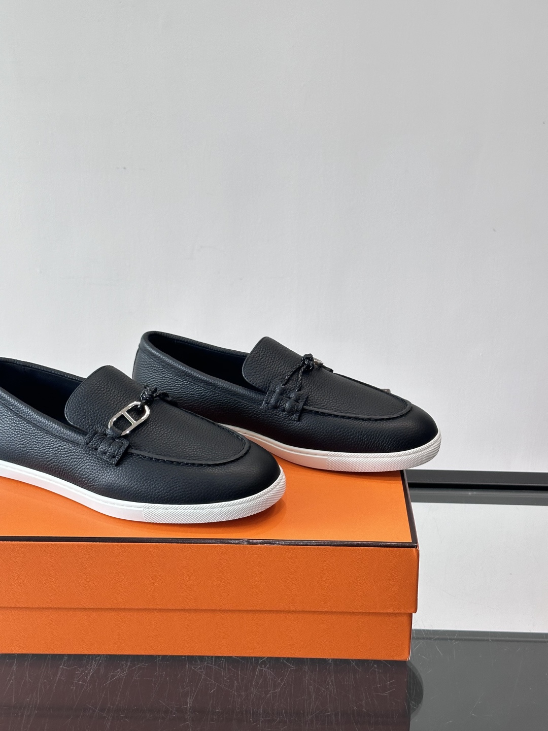 爱马仕Ignacio乐福鞋，选用小牛皮，搭配皮革编绳和“Chaine d'Ancre”鞋扣，航海风格超有