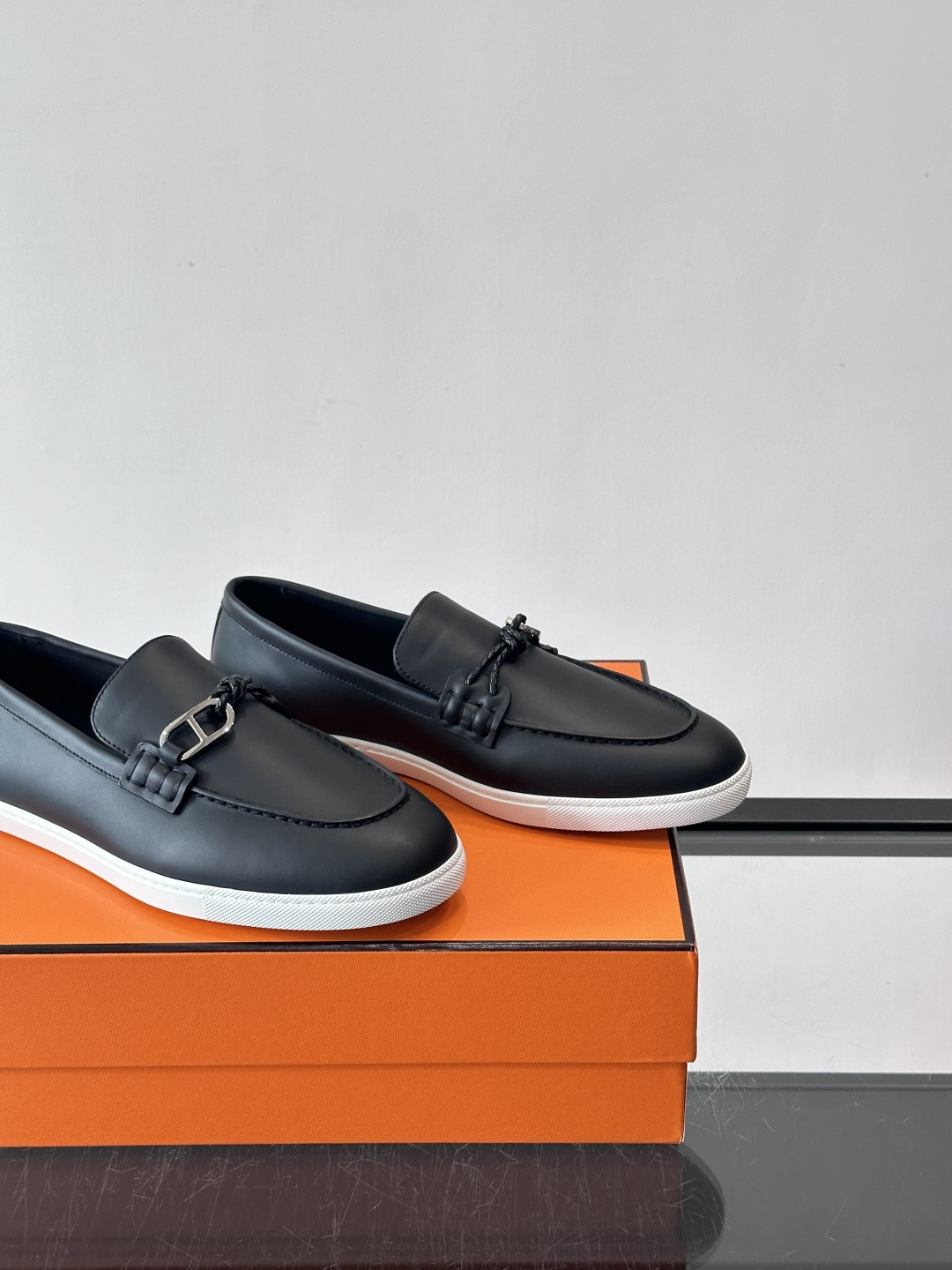 爱马仕Ignacio乐福鞋，选用小牛皮，搭配皮革编绳和“Chaine d'Ancre”鞋扣，航海风格超有