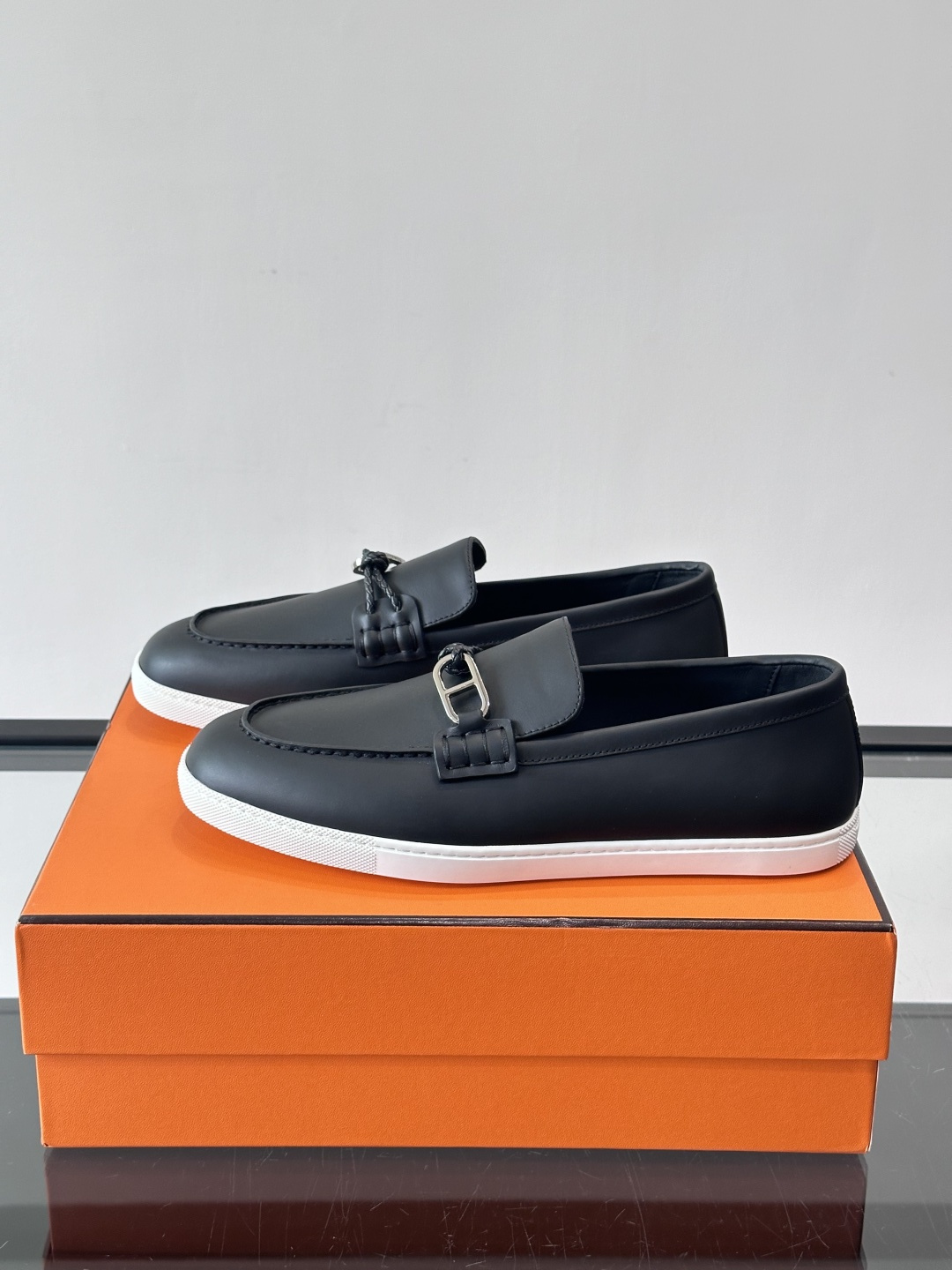 爱马仕Ignacio乐福鞋，选用小牛皮，搭配皮革编绳和“Chaine d'Ancre”鞋扣，航海风格超有